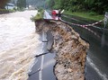 Poškozená silnice po povodních