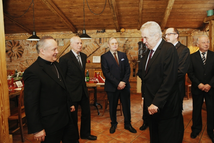 OBRAZEM: V druhý den prezidentské navštěvy Zemana přivítali obyvatelé Červeného Kostelce a Jaroměře