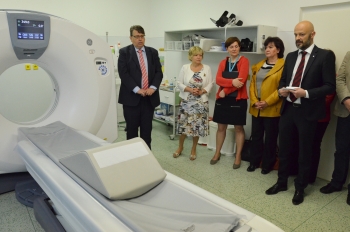Pacientům náchodské nemocnice slouží nový počítačový tomograf