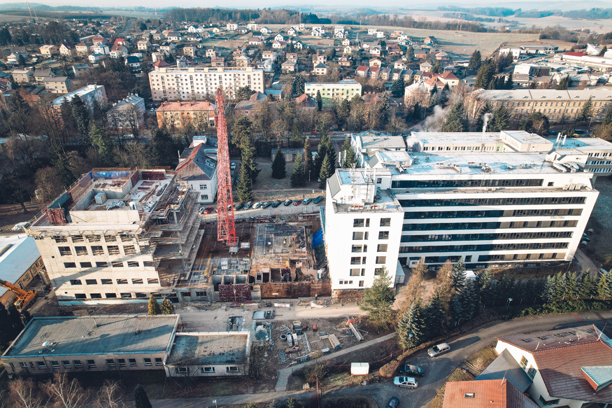 V Rychnově nad Kněžnou už stojí hrubá stavba nového nemocničního pavilonu. Práce pokračují za plného provozu