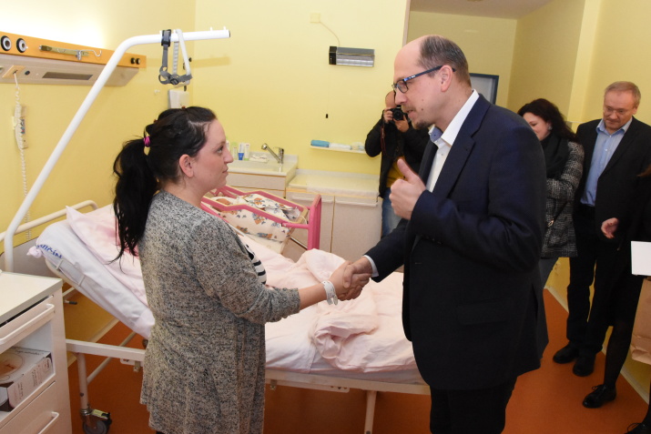 Hejtman Štěpán poblahopřál prvním miminkům v krajských nemocnicích 