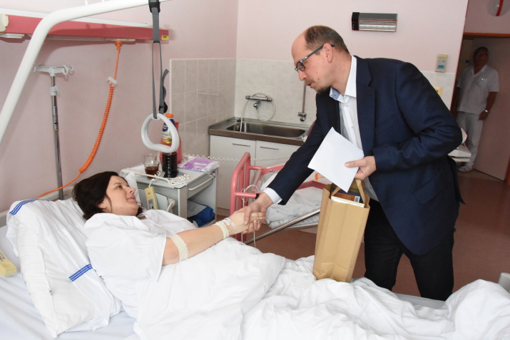 Hejtman Štěpán poblahopřál prvním miminkům v krajských nemocnicích 
