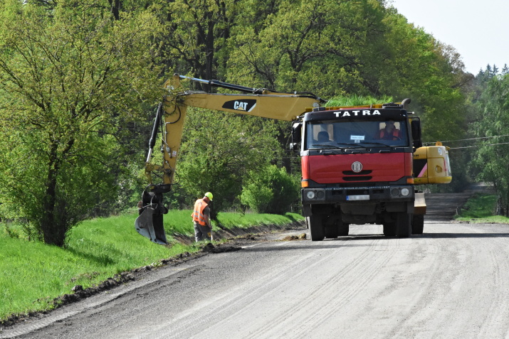 Na silnicích Královéhradeckého kraje začaly stavební práce