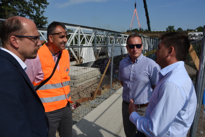 Dělníci začali rozebírat starý most ve Svinarech