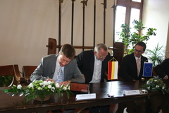 Memorandum o spolupráci v území Hradecko-pardubické metropolitní oblasti podepsal za kraj náměstek Janeček