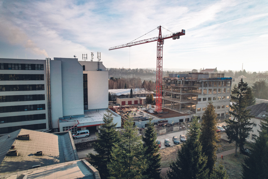 V Rychnově nad Kněžnou už stojí hrubá stavba nového nemocničního pavilonu. Práce pokračují za plného provozu