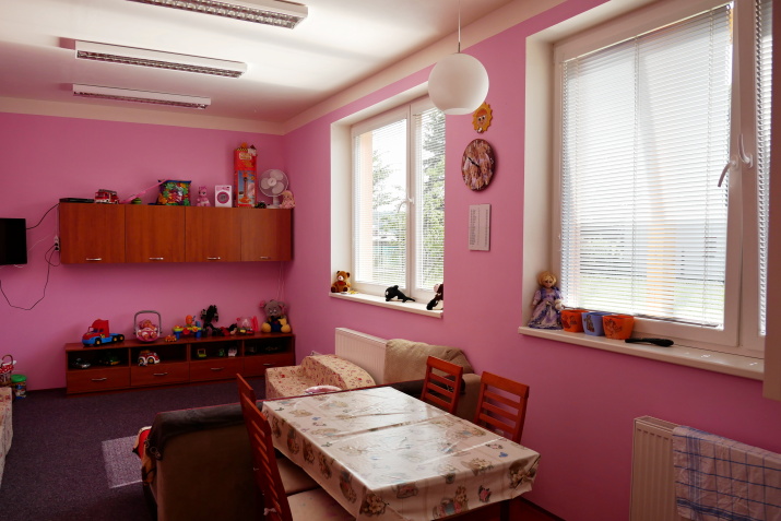 Dětské centrum ve Dvoře Králové poskytuje péči kojencům a pomáhá dětem v nouzi