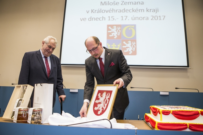 OBRAZEM: Prezident Zeman ve Vrchlabí usedl do Kodiaqa, v Rudníku pak diskutoval s jeho obyvateli