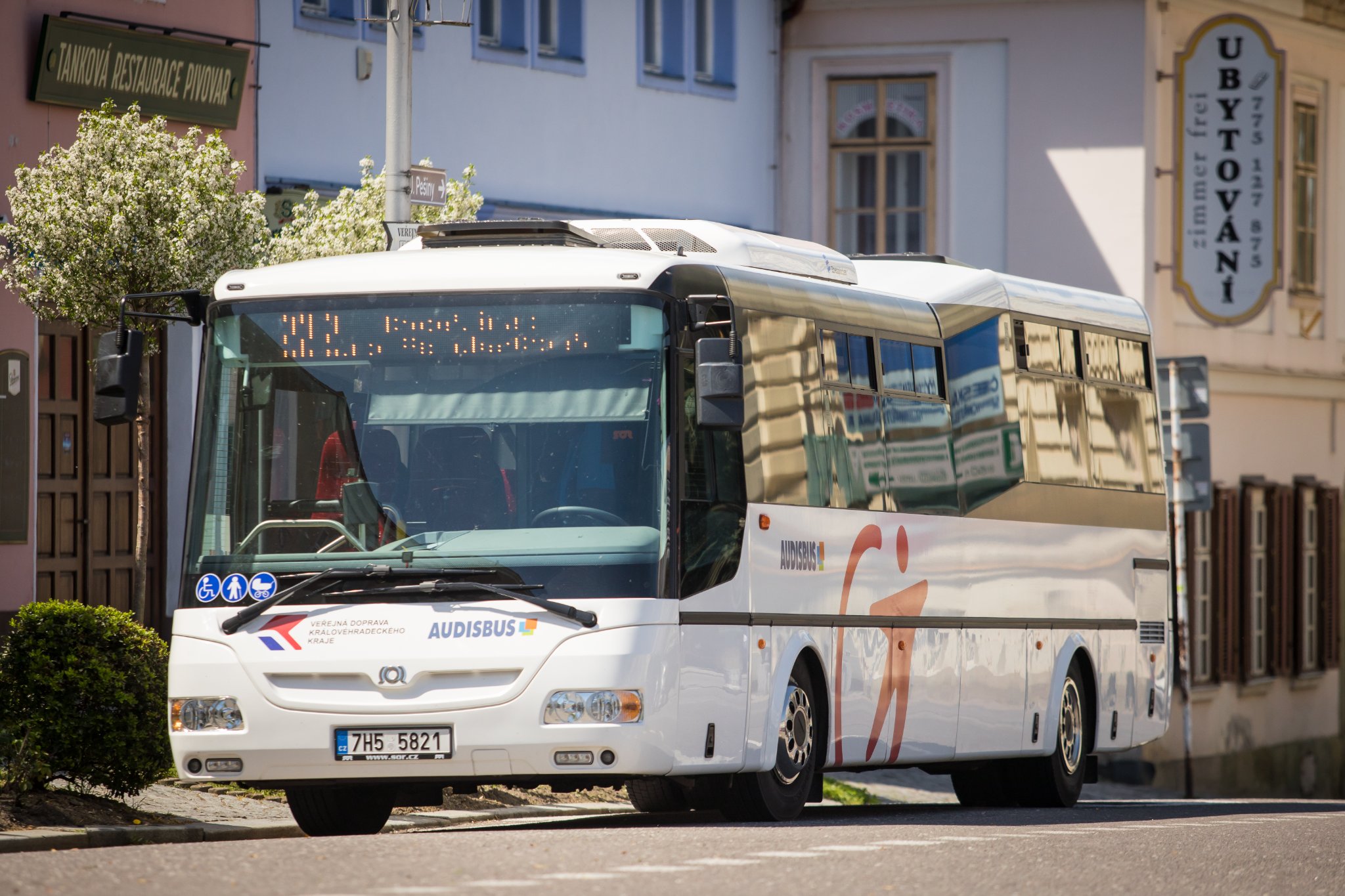 V Trutnově přibyla nová autobusová zastávka. Budou zde stavět linky meziměstské dopravy i autobusy MHD