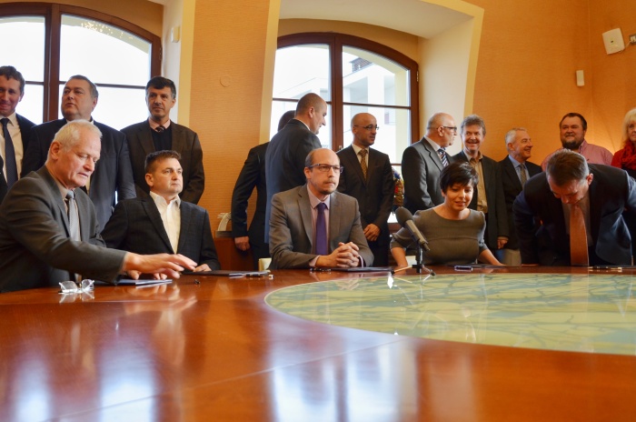 Pět subjektů v hradeckém kraji podepsalo koaliční dohodu