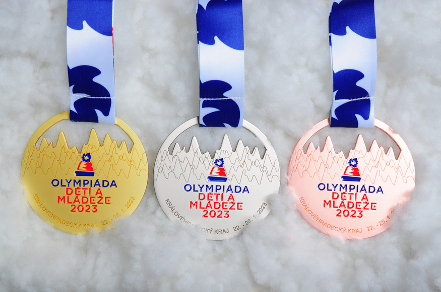 Medaile pro mladé olympioniky jsou z dílny mistryně Evropy i světa, hradecké karatistky Radky Tesařové 