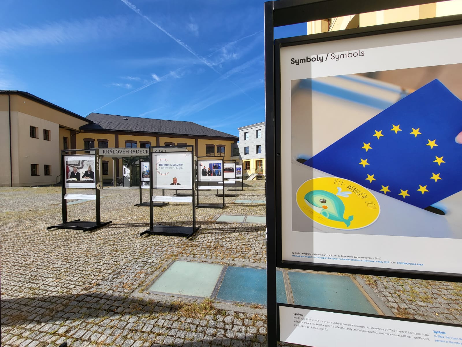 Na Pivovarském náměstí můžete vidět výstavu fotografií u příležitosti oslav 18 let ČR v EU 