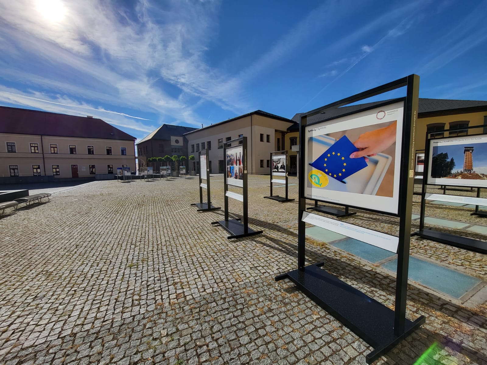 Na Pivovarském náměstí můžete vidět výstavu fotografií u příležitosti oslav 18 let ČR v EU 