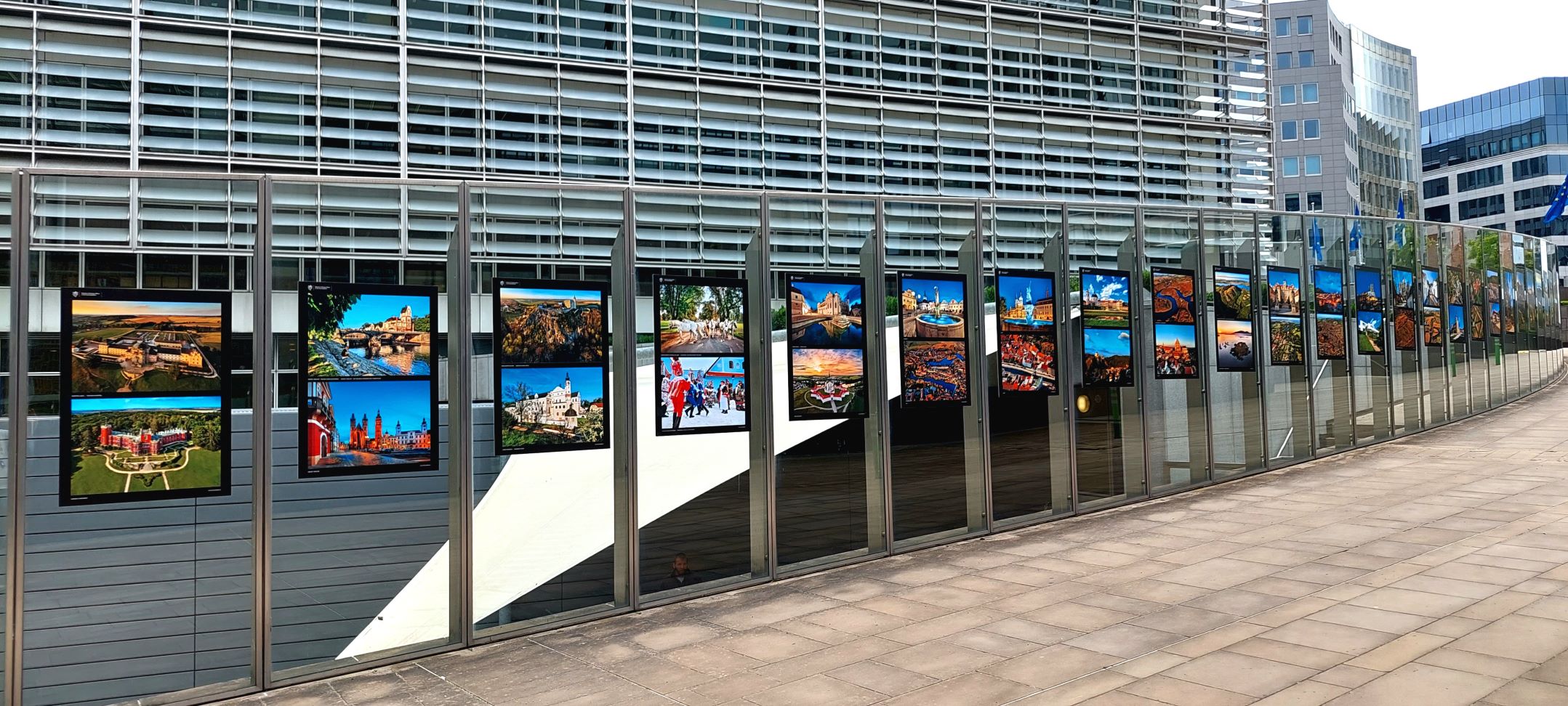 Výstava Klenoty Česka / Jewels of Czechia se prezentuje před budovou Evropské komise v Bruselu až do konce září
