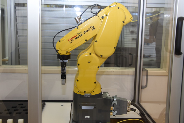 Studenti trutnovské průmyslovky se učí pracovat s novými roboty