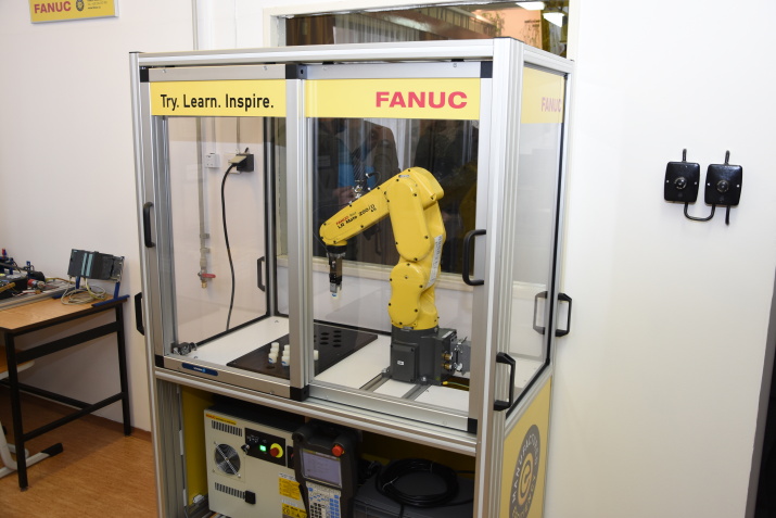 Studenti trutnovské průmyslovky se učí pracovat s novými roboty