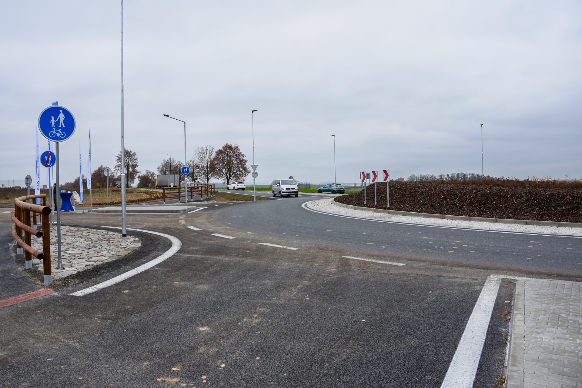 Nová okružní křižovatka v průmyslové zóně plně slouží řidičům