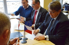 ESÚS NOVUM: Nová forma přeshraniční spolupráce byla dnes oficiálně stvrzena podpisy na Sněžce